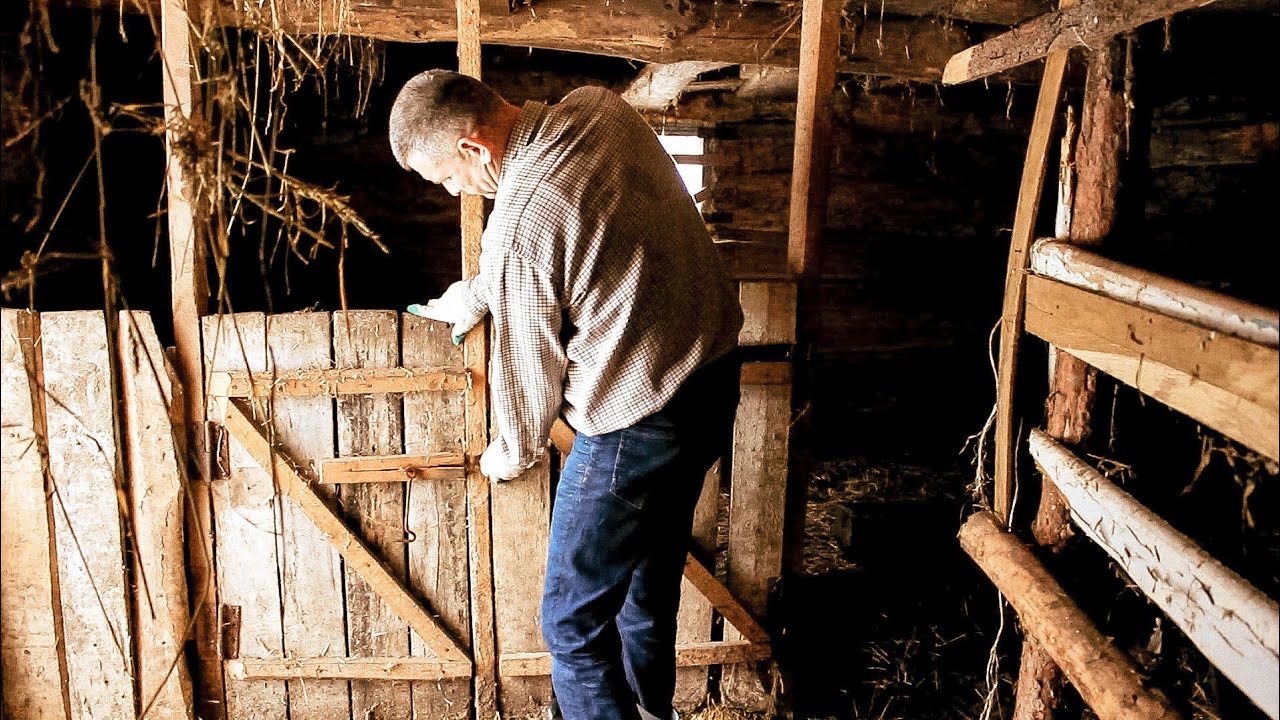 Osiemdziesięcioletni mężczyzna mieszka samotnie w starym domu z gliny: czerpie wodę ze studni, ma piec opalany drewnem i harmonogram dnia, który nie podlega wpływom współczesności.