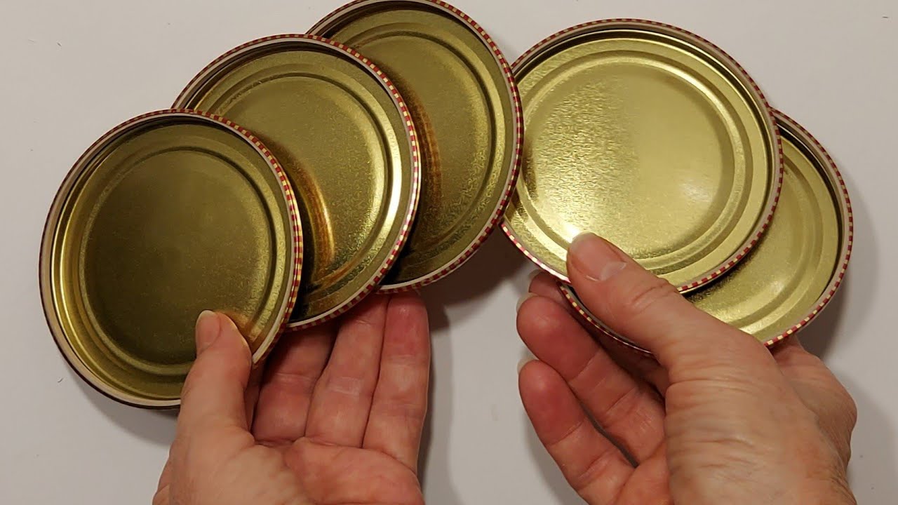 Wieszanie pokrywek od słoików z dżemem na balkonie: dlaczego jest to zalecane i po co to robić.