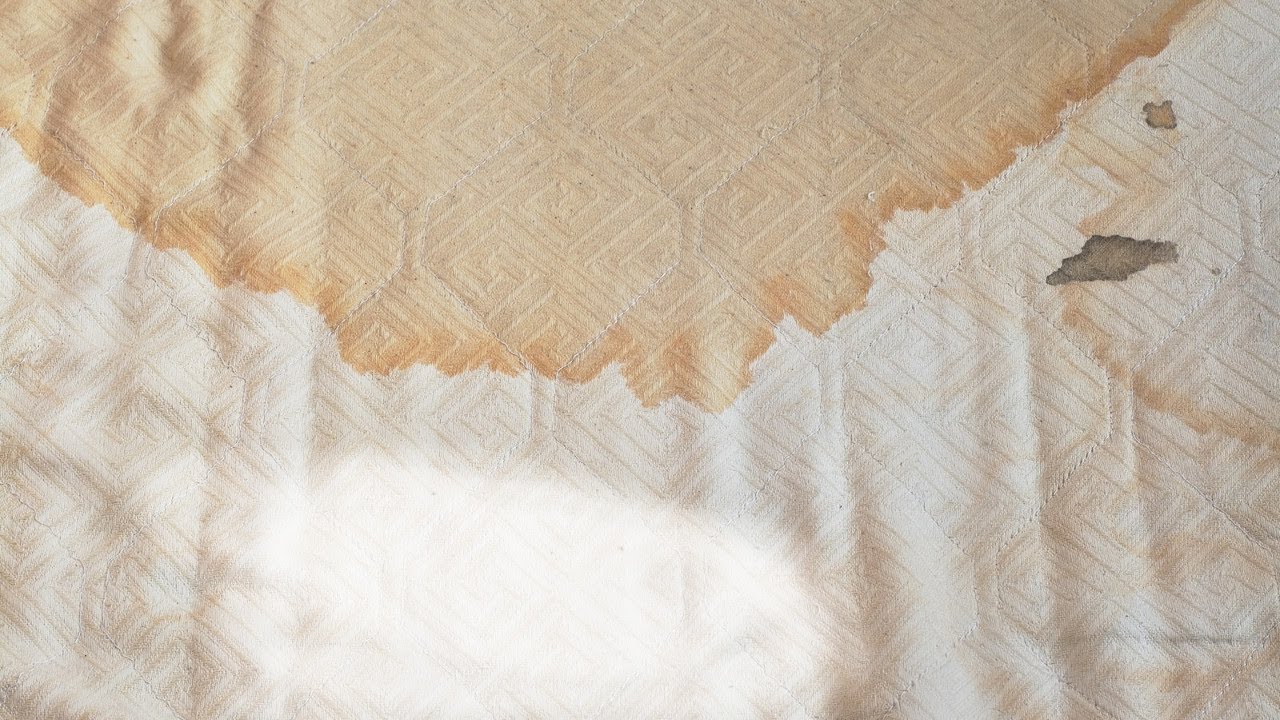 Instrukcja krok po kroku: jak używać octu do usuwania brązowych plam z poduszek i materacy.