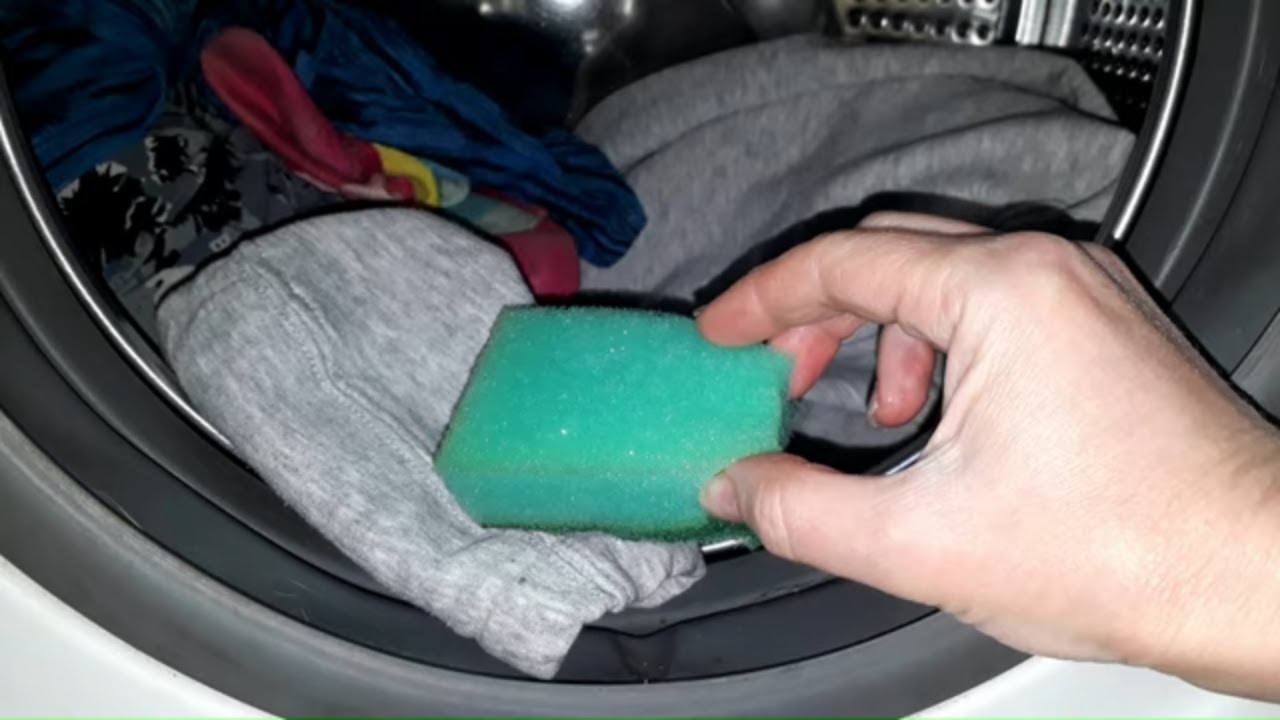 Jeśli masz gąbkę kuchenną, to masz skarb: sekret, który poprawia jakość każdego prania i chroni Twoją pralkę.