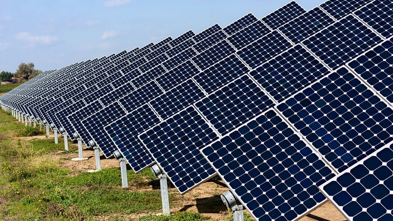 Muzyka elektroniczna zasilana energią odnawialną: legendarny klub Fabrik wytwarza 40% swojej energii za pomocą paneli fotowoltaicznych.