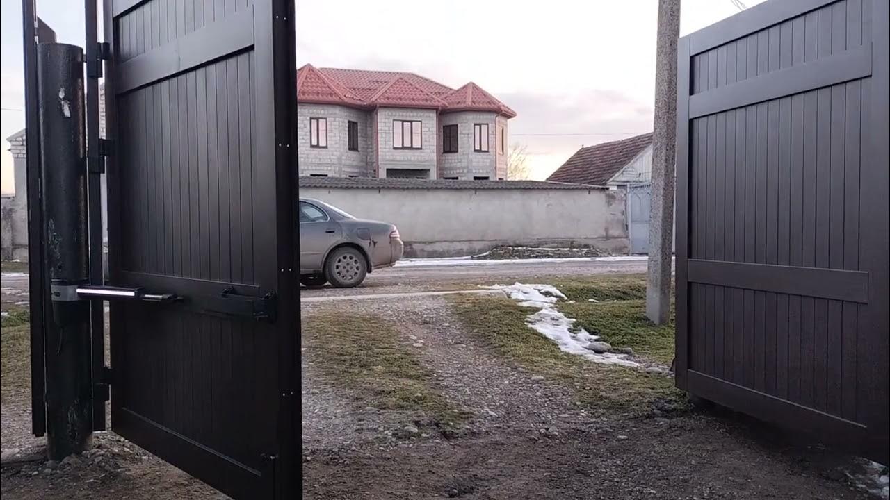 Właściciel domu stawia na swojej działce ogrodzenie, przez co jego sąsiad musi zsiadać z traktora, aby je otworzyć i przejechać: Sąd Najwyższy uznaje to za „zwykłe naruszenie”, które nie stanowi przeszkody dla prawa przejazdu.