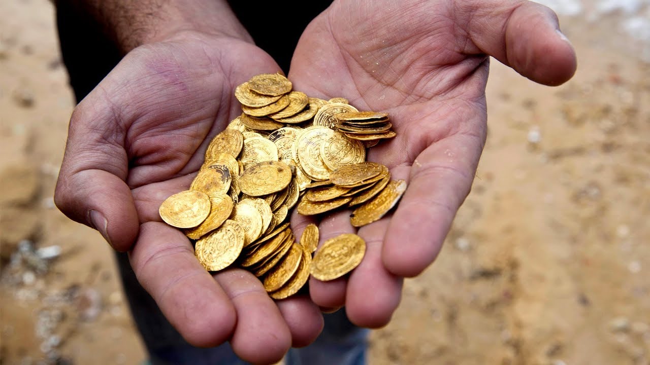 Odkrycie stulecia | Złote monety i sztabki znalezione na zaoranym polu, wszystkie pochodzące z jednego kraju.