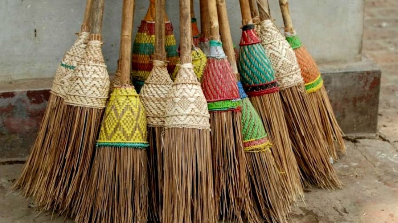 Zakładanie poszewki na miotłę: dlaczego jest to zalecane podczas zamiatania i do czego służy.