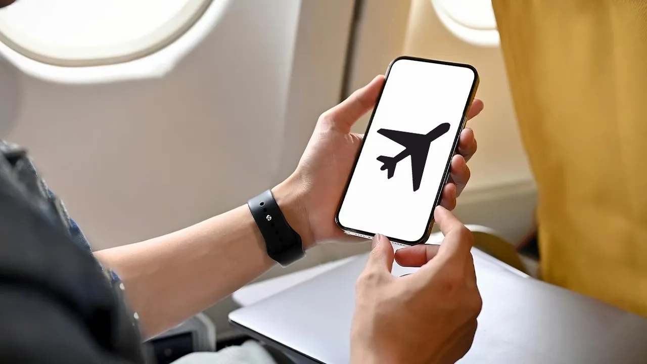 Po co włączać tryb samolotowy w telefonach komórkowych podczas lotu?