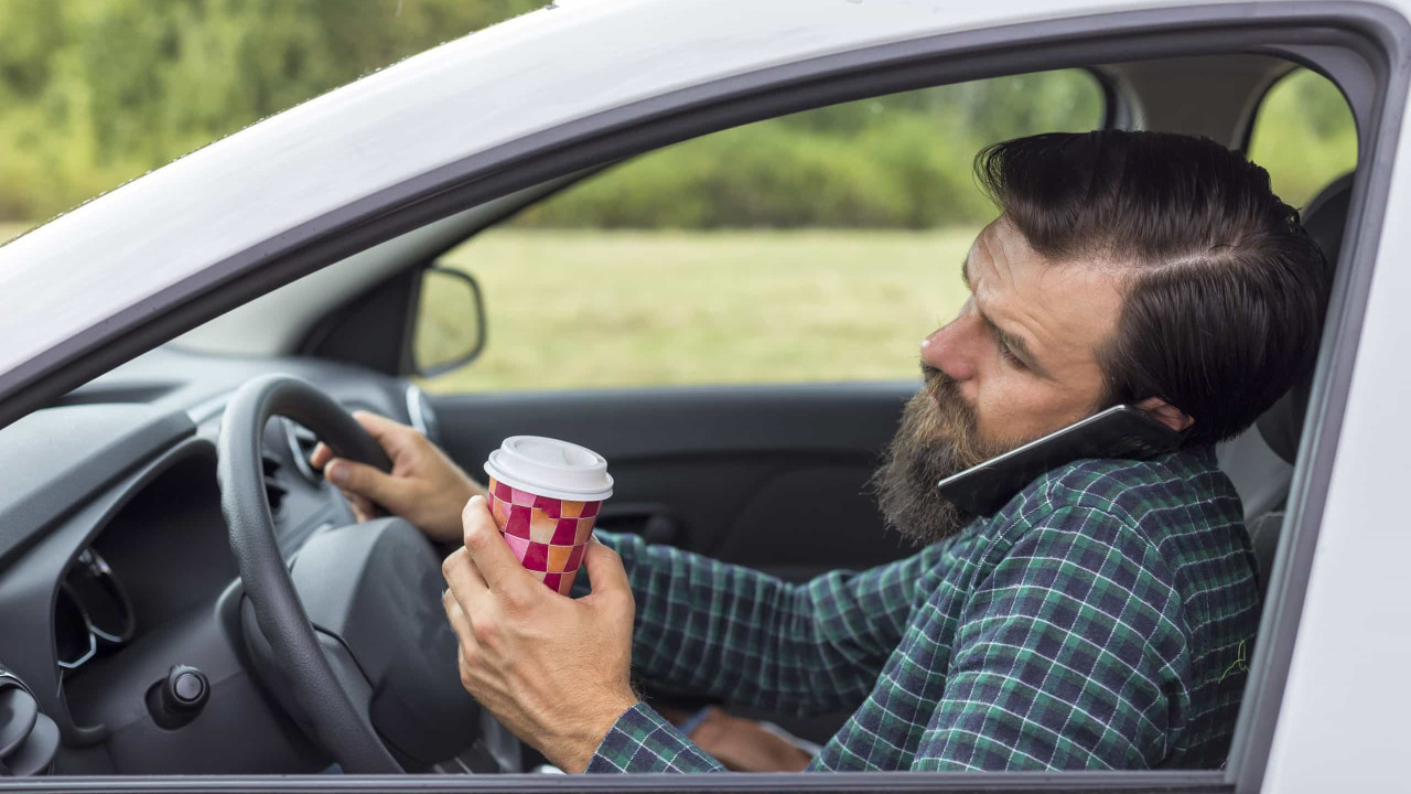 Według badań, jaki najczęstszy nawyk za kierownicą spowalnia czas reakcji wzrokowej?