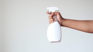 Rozpylanie octu na łóżko: po co to robić i dlaczego jest to zalecane.