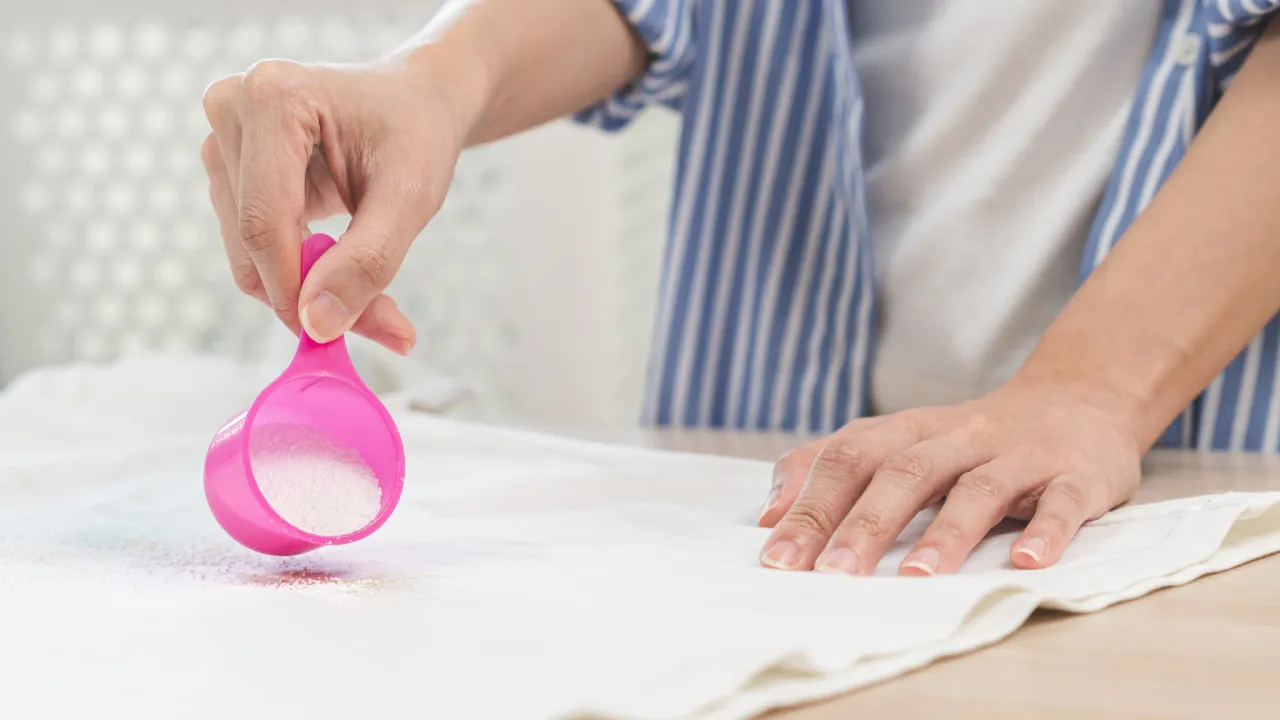 Porady dla domu: trzy popularne i trudne do usunięcia plamy, które można wywabić za pomocą skrobi kukurydzianej.