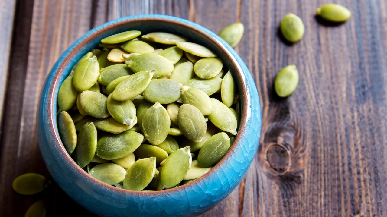 Tre tipi di semi ricchi di collagene che possono essere consumati come snack.