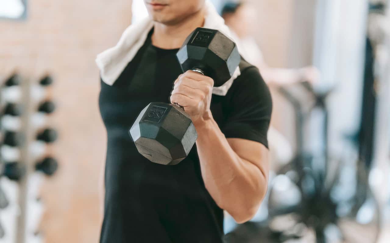 Jak naturalnie podnieść poziom testosteronu, zdaniem eksperta.