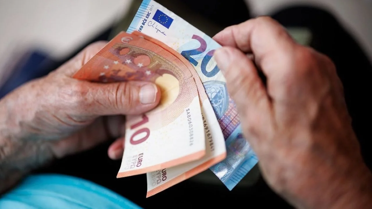 W 2026 r. emerytury wzrosną o 2,7%, ale niektórzy emeryci będą otrzymywać mniej.