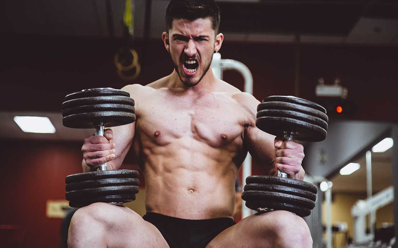 Sekret budowania masy mięśniowej górnej części ciała: mniej ćwiczeń i więcej powtórzeń.