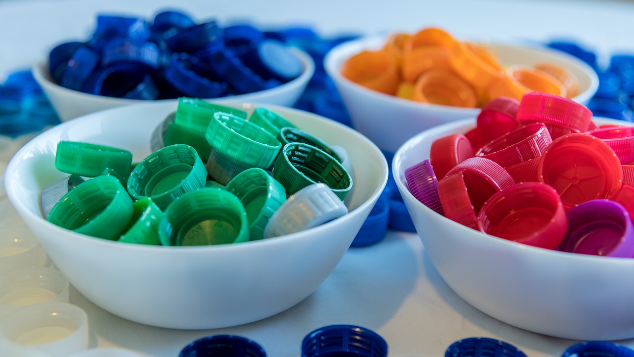 Dlaczego warto zachować plastikowe nakrętki od butelek: 3 praktyczne sposoby ich ponownego wykorzystania w domu.