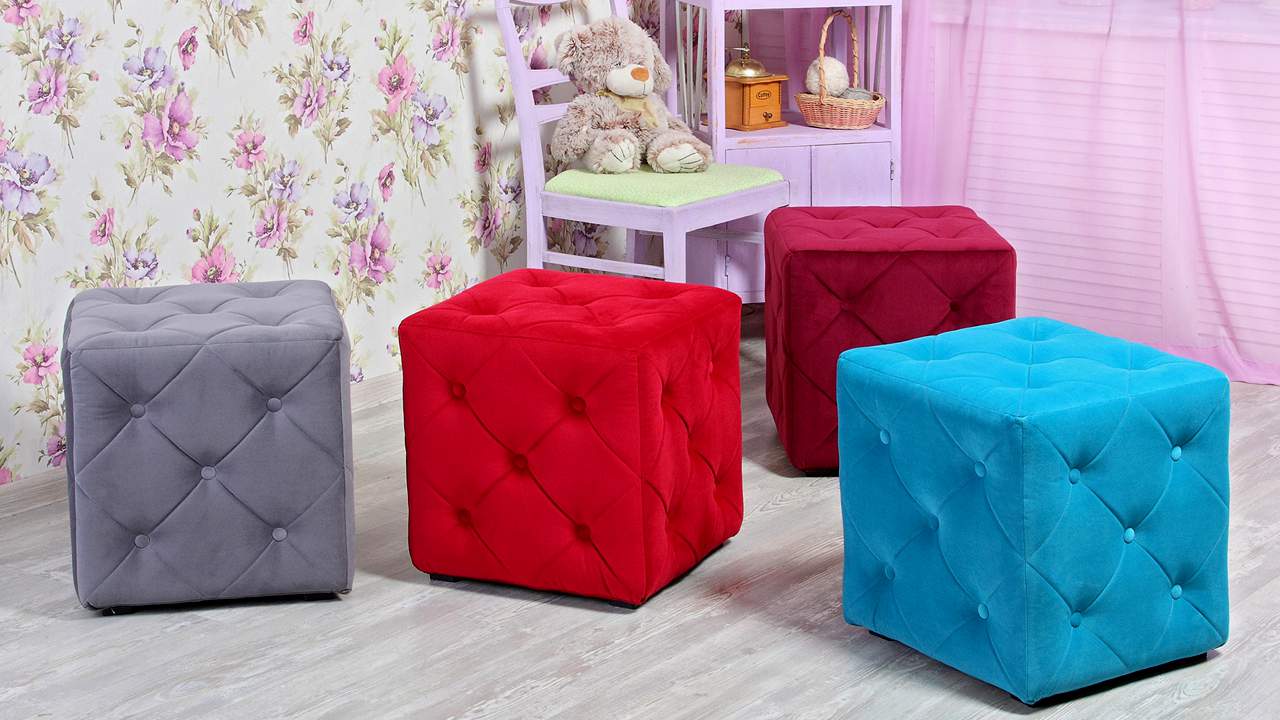 Żegnajcie fotele: nowy trend, który przybył z Europy i stał się modnym elementem wystroju wnętrz.