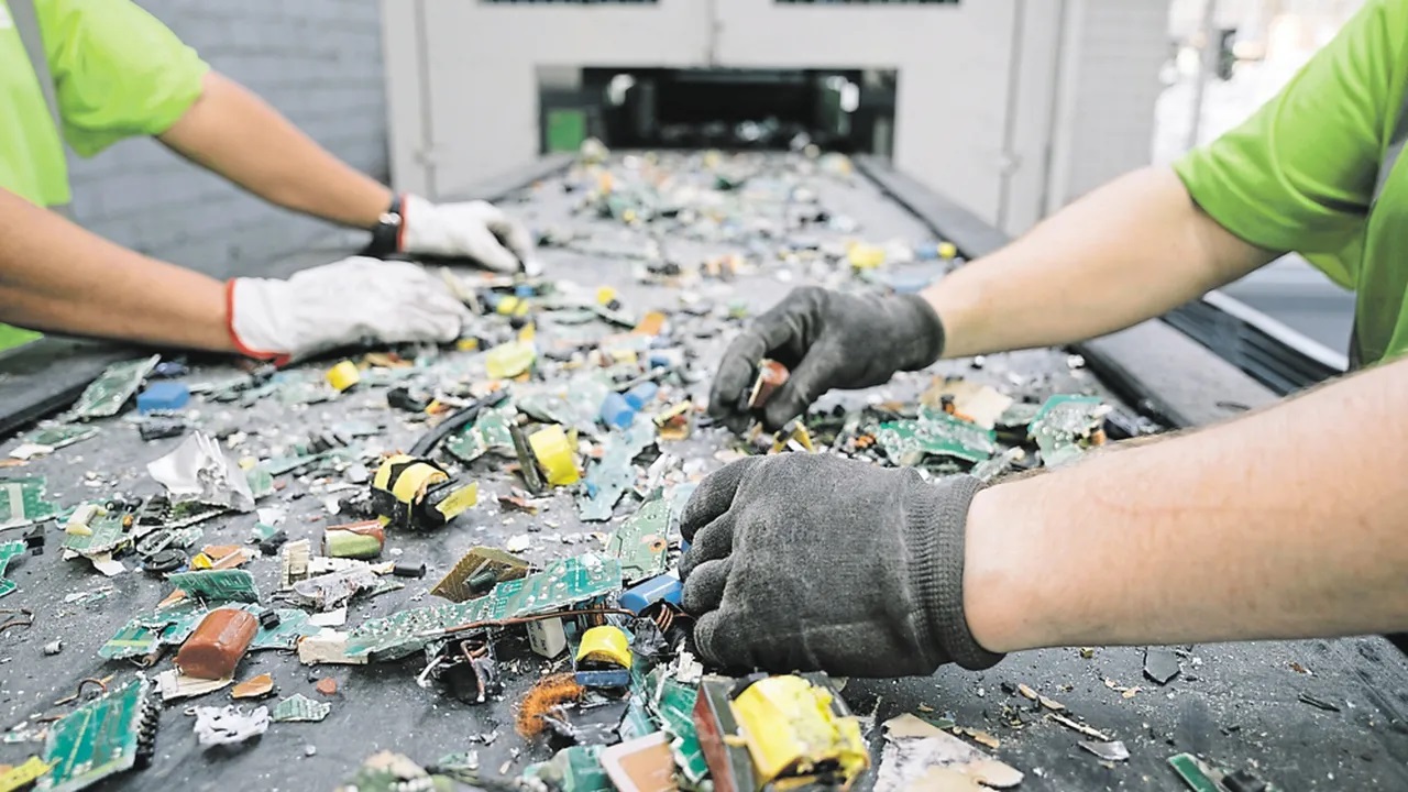 Problem odpadów elektronicznych istniał do momentu, gdy ludzie zaczęli znajdować moduły pamięci operacyjnej w centrach recyklingu.