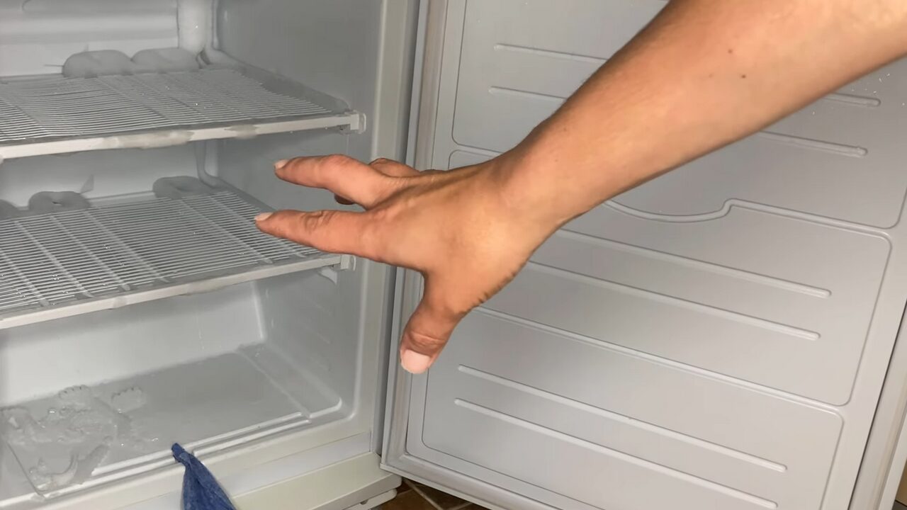 Jak prawidłowo czyścić lodówkę zgodnie z instrukcjami producenta.