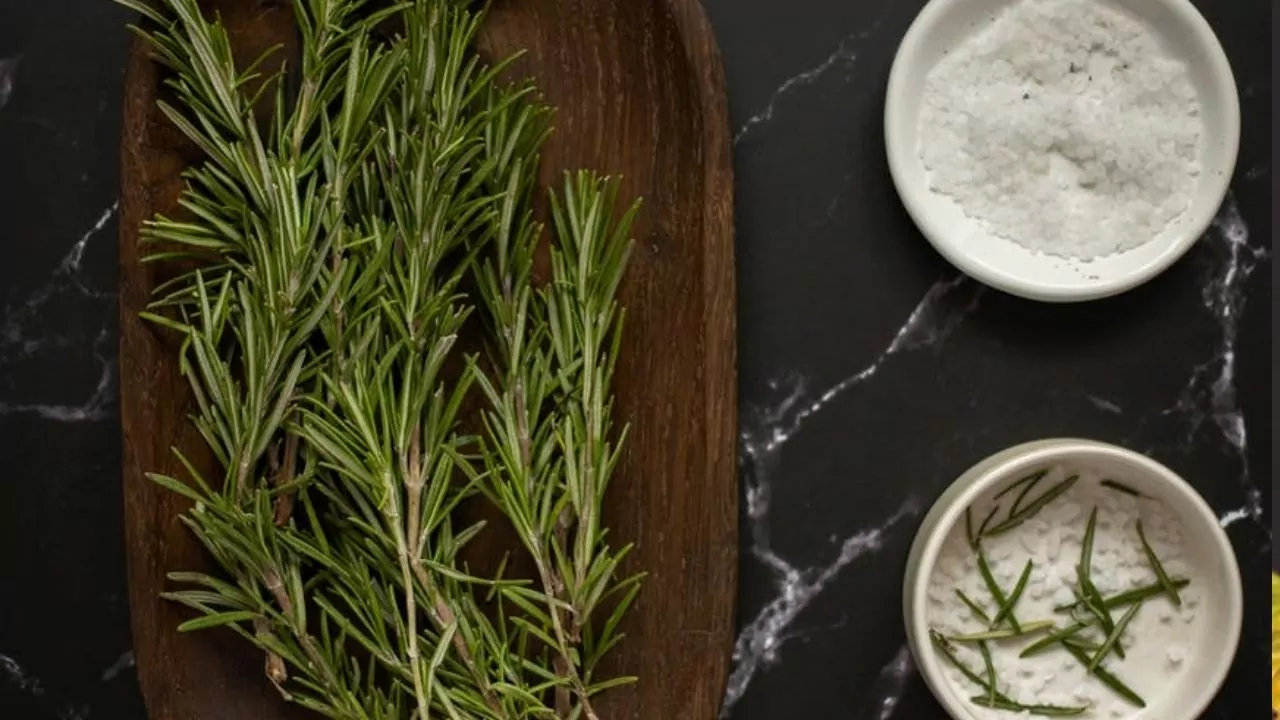 Jak umieścić gałązkę rozmarynu w wyłączonym piekarniku: po co to robić i jakie są tego zalety.