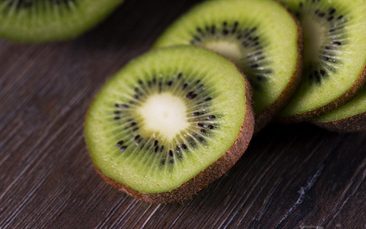 Owoc bogaty w witaminy A, C i E chroni oczy przed zaćmą, promieniowaniem ultrafioletowym i starzeniem się.