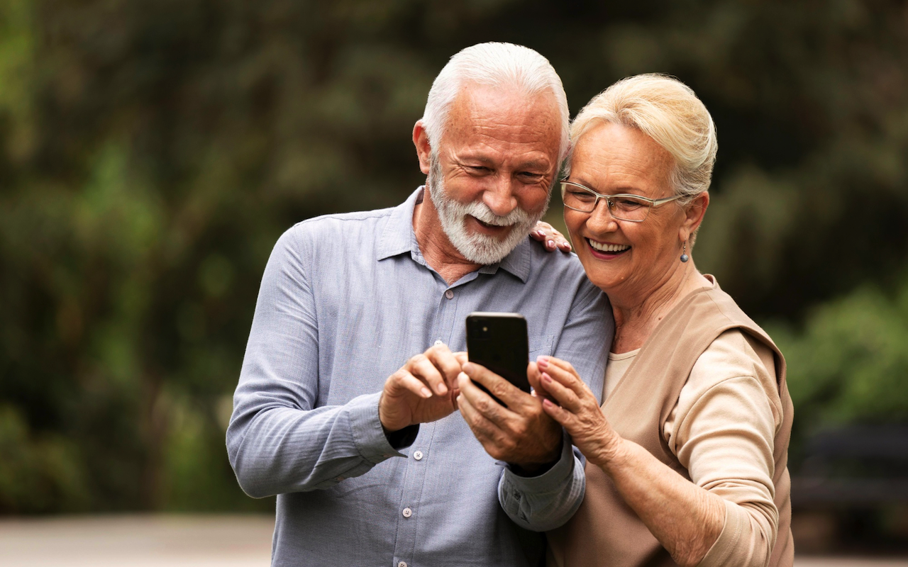 Programy wsparcia dla emerytów do 2026 r.: świadczenia, wymagania i procedura rejestracji.