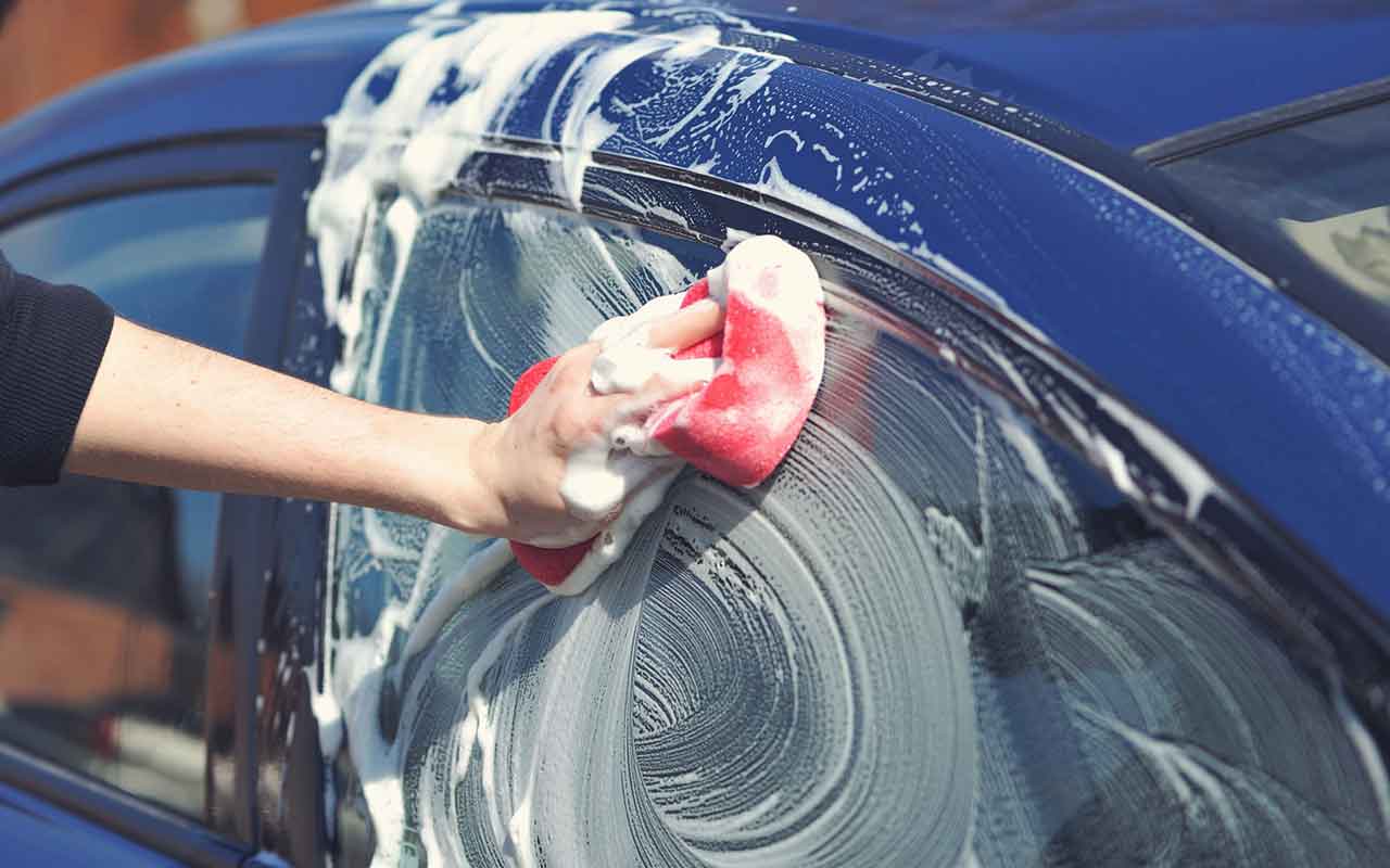 Woda ani alkohol nie pomogą: prosty sposób na usunięcie ptasich odchodów z samochodu i pozostawienie go całkowicie czystym.