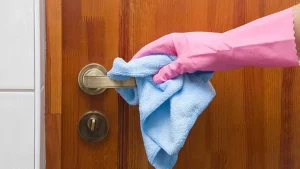 Dlaczego zaleca się polewanie octem drzwi wejściowych i po co to robić?