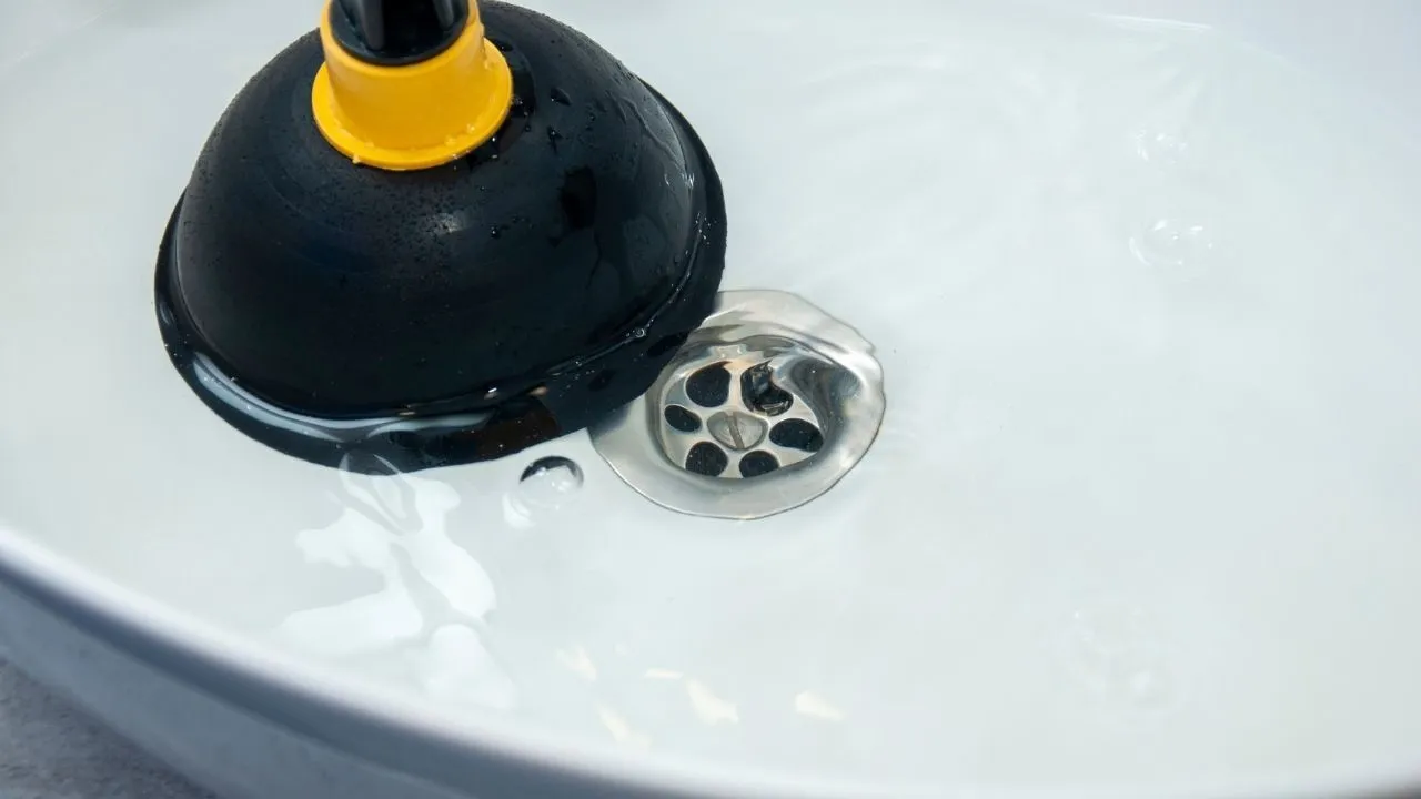 Ani sól, ani soda oczyszczona: to najprostszy sposób na oczyszczenie zlewu w ciągu kilku sekund.