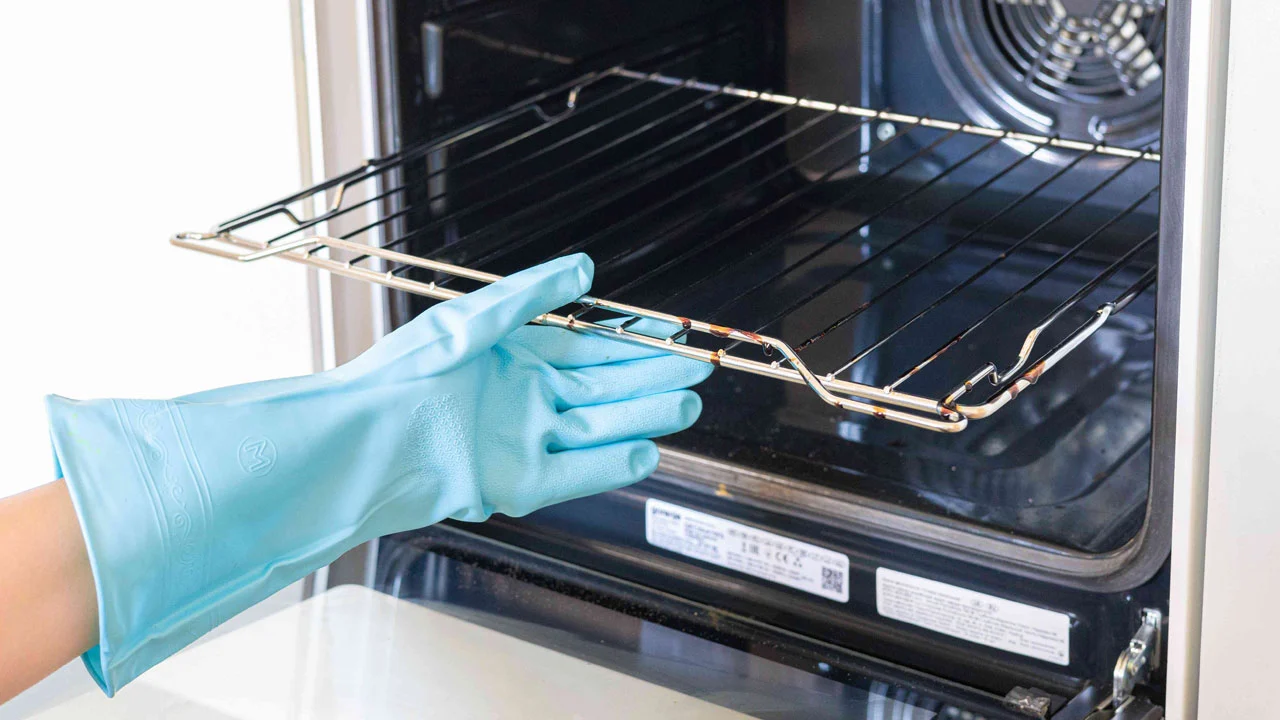 Senza bicarbonato di sodio o aceto: un modo semplice per pulire il forno ed eliminare il grasso.
